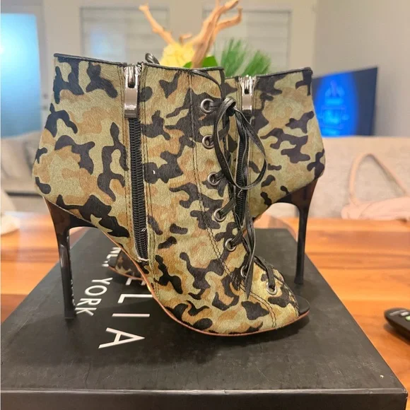 CECELIA NEW YORK Black Heeled Boots - Picture 2 of 6